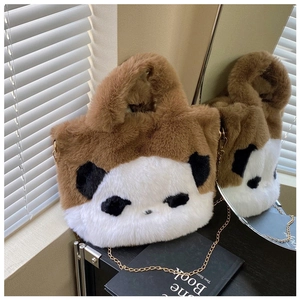 Détail du sac seau panda en peluche avec bandoulière dorée et texture douce