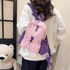 Details des pink-violetten Nylon-Rucksacks mit Kordelzugtasche und Seitenfach