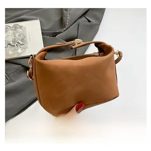Vue détaillée du sac à main marron en cuir PU avec fermeture éclair dorée et bandoulière