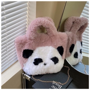Gros plan du sac panda en peluche rose montrant la texture douce et la chaîne dorée