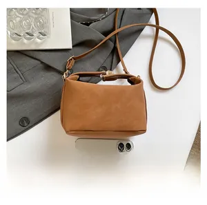 Vue de dessus du sac à main marron avec un smartphone pour comparer la taille