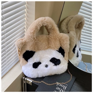Détail du sac seau panda en peluche camel et blanc avec une fine bandoulière chaîne dorée