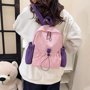 Kleiner Rucksack aus Nylon in Rosa und Lila, am Rücken getragen für Alltag und Reise