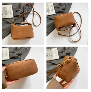 Vues détaillées du sac bandoulière marron en daim avec finitions dorées brillantes