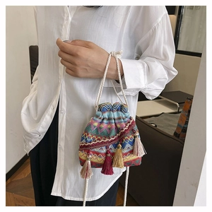 Detailansicht der Boho-Stofftasche mit Ethno-Stickerei und bunten Quasten