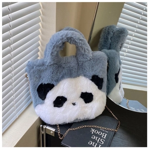 Détail du sac seau panda en peluche avec fourrure bleu clair et bandoulière chaîne