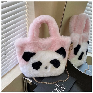 Détail du sac seau panda en peluche rose et blanc avec bandoulière chaîne dorée sur miroir