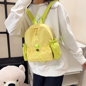 Detailansicht Mini-Rucksack aus Nylon im leuchtend gelben und grünen Patchwork-Design