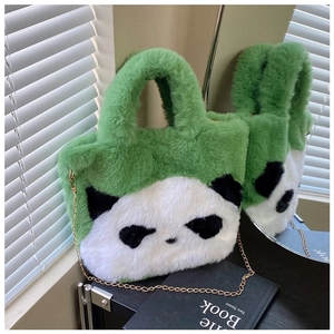 Détail du sac seau panda en peluche verte avec bandoulière chaîne et deux poignées