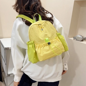 Detailansicht des leichten Nylon-Rucksacks mit Kordelzugtasche und seitlichen Fächern