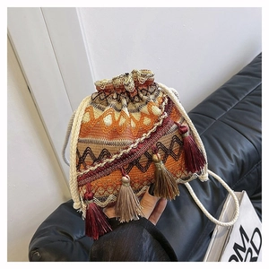 Detailaufnahme der Ethno-Beuteltasche mit bunten Webmustern und Quasten-Details