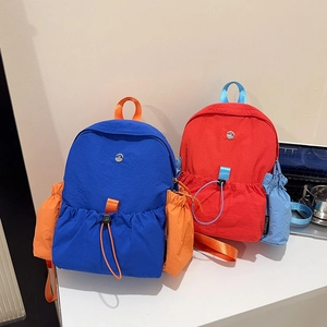 Stylischer Nylon-Patchwork-Rucksack mit Kordelzugtaschen und Metalllogo für den Alltag