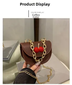 Détail du mini sac marron café avec cerises rouges et bandoulière chaîne dorée