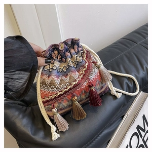 Detail der Boho-beuteltasche mit geometrischer Stickerei und bunten Quasten