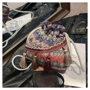 Detailansicht des farbenfrohen Jacquard-Musters und Baumwoll-Kordelzugs am Ethno-Beutel