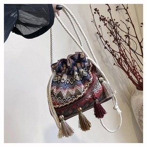 Detailansicht der Boho-Canvas-Beuteltasche mit bunten Stickereien und Quasten