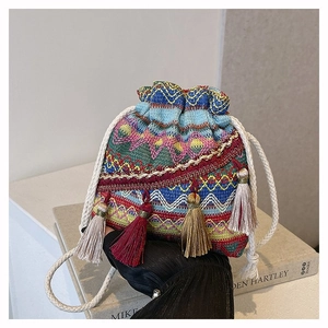 Detailaufnahme der Bohème-Beuteltasche mit bunten Stickmustern und langen Fransen