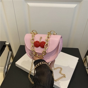 Sacoche rose avec motif cerise et grosse chaîne dorée pour femmes chic