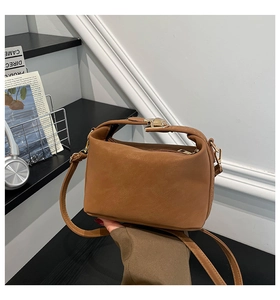 Sac à bandoulière marron en similicuir avec fermoir en métal doré et sangle fine