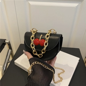 Mini sac selle en cuir noir avec chaîne dorée et décoration cerise étincelante en strass