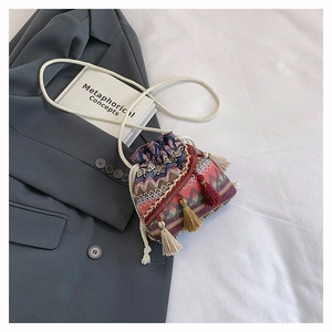 Detailaufnahme der Ethno-Canvas-Beuteltasche mit bunten Stammesmustern und Fransen