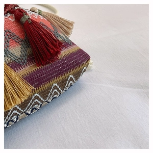 Detail der bunten ethnischen Stickmuster und Fransenquasten an einer Canvas-Beuteltasche