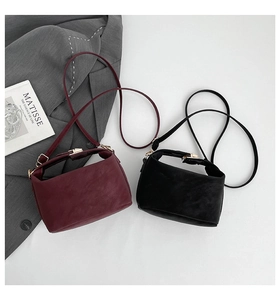 Vue à plat de sacs à main minimalistes en cuir mat bordeaux et noir avec détails dorés
