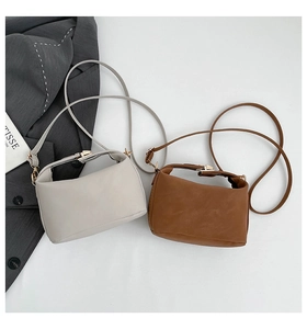 Vue à plat de sacs bandoulière en cuir minimalistes de couleur crème et marron clair dorés