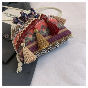 Detailansicht der Boho-Beuteltasche aus Canvas mit Stickerei und langen Fransen
