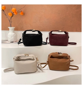 Détails de sacs à main en cuir structuré en quatre couleurs avec boucles dorées