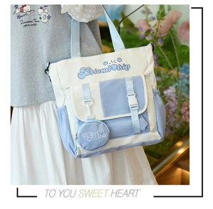Vue détaillée du sac cabas en toile bleu et blanc avec poche latérale et porte-monnaie FUN