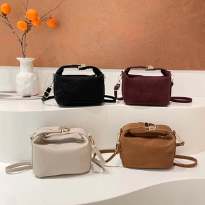 Petit Sac Carré Minimaliste en Cuir Synthétique pour Femmes Mode Urbaine Sac à Bandoulière pour Navettage Quotidien Voyage Couleur Unie