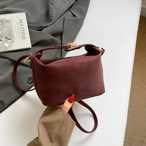 Sac à main carré bordeaux minimaliste à grande capacité avec boucle dorée élégante