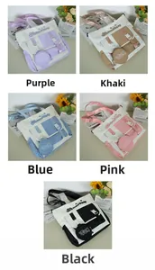 Détail de sacs à bandoulière en toile colorée avec petites pochettes et boucles