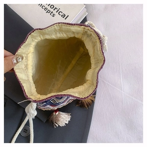 Makroansicht der Innenseite einer Ethno-Beuteltasche mit Quaste und Kordelzug-Detail