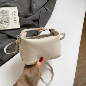 Sac bandoulière beige chic avec boucle dorée, style minimaliste polyvalent pour femme