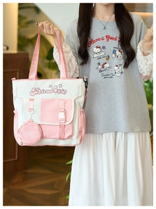 Détail d'un sac cabas rose et blanc avec texte Friendship et petit porte-monnaie