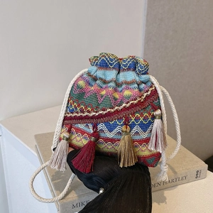Detailansicht der Ethno-Beuteltasche aus Canvas mit Stickerei und bunten Quasten-Akzenten