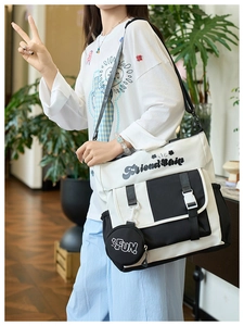 Détail du sac messager contrasté noir et blanc à grande capacité avec mini porte-monnaie