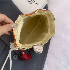 Detailansicht der ethnischen Bestickte Beuteltasche mit Quasten und Innenfutter