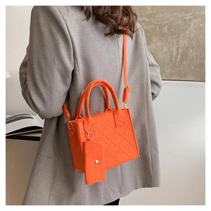 Detail der orangefarbenen Filz-Einkaufstasche mit Steppmuster und passendem Mini-Etui