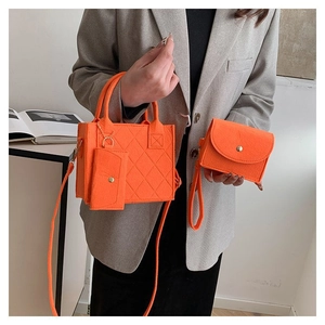 Dreiteiliges Set aus leuchtend orangefarbenen gesteppten Filztaschen mit Umhängetasche