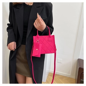 Detail der fuchsienfarbenen gesteppten Filztasche mit passendem Mini-Beutel und Metallkette