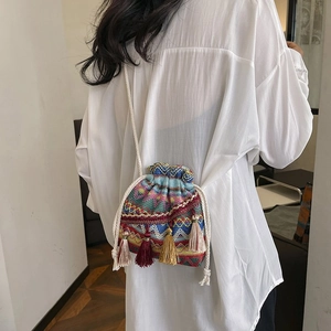 Ethno-Beuteltasche mit bunten Stickereien, Streifen und Fransenquasten für Damen