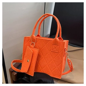 Detail der orangefarbenen Filztasche mit Rautensteppung und robusten Metallbeschlägen
