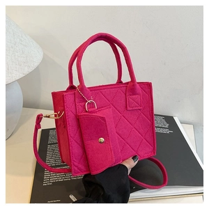 Detail der rosaroten Filz-Stepptasche mit passender Mini-Tasche und verstellbarem Gurt