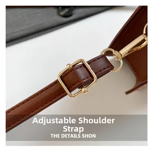 Détail de la bandoulière réglable en cuir marron avec boucle en métal doré et crochet