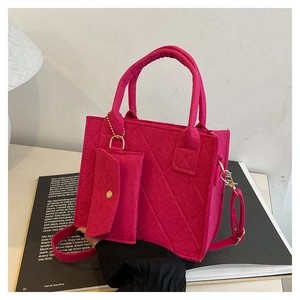 Detailansicht der magentafarbenen Filz-Tote-Bag mit Rautensteppung und kleinem Zusatzbeutel