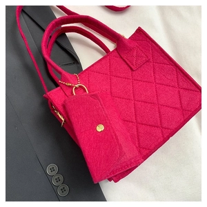 Detail der gesteppten Filztasche in Fuchsia mit passender Mini-Tasche und Goldkette