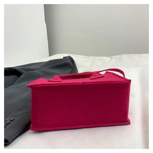 Detail der rosaroten Filzhandtasche mit Nähten und Vliesstoff-Textur